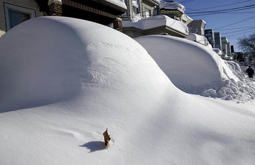 罕見(jiàn)暴風(fēng)雪，汽車(chē)已經(jīng)被大雪掩蓋